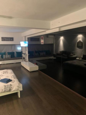 Convenient loft with AC, 4 beds, kitchen, in the heart of the center, 10 min walk to the white tower, 10 min walk to Aristotelous Square